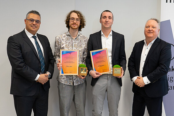 Förderpreis Angewandte Digitalisierung Gruppenfoto mit den beiden Preisträgern in der Mitte sowie Prorektor Forschung (links) und Stifter von Actemium (rechts)