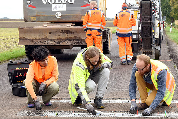 RoadIT Einbau von Sensoren auf einer Landstraße