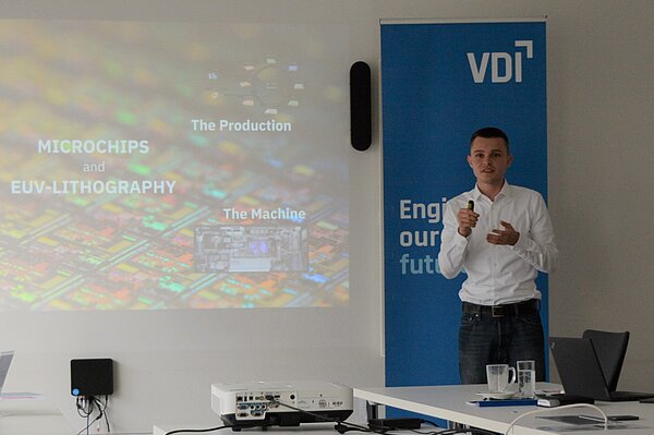 Gewinnervortrag von Oscar Barthel (Foto: VDI) Student hält eine Präsentation