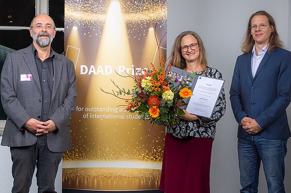 DAAD-Preis 2025 Pavla Nejezchleba mit Prof. Mario Hlawitschka und Prof. Gerhard Hacker DAAD-Preisträgerin Pavla Nejezchleba mit Prof. Mario Hlawitschka und Prof. Gerhard Hacker