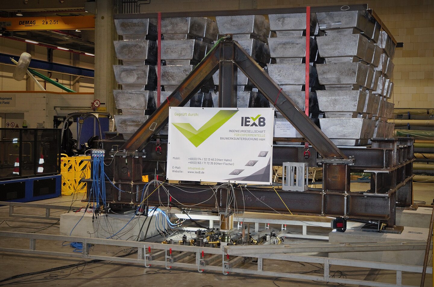 Experimenteller Tragsicherheitsnachweis einer Bodenplatte Ein experimenteller Tragsicherheitsnachweis. Eine hohe Anzahl Bleibarren auf einem Belastungsrahmen.