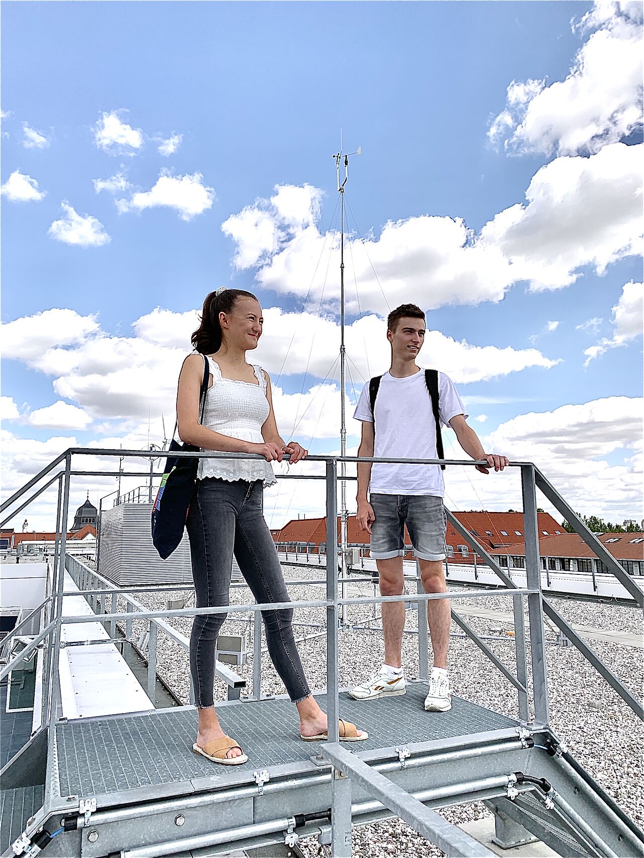 Ein Junge und ein Mädchen (Jugendliche) auf einem Dach.