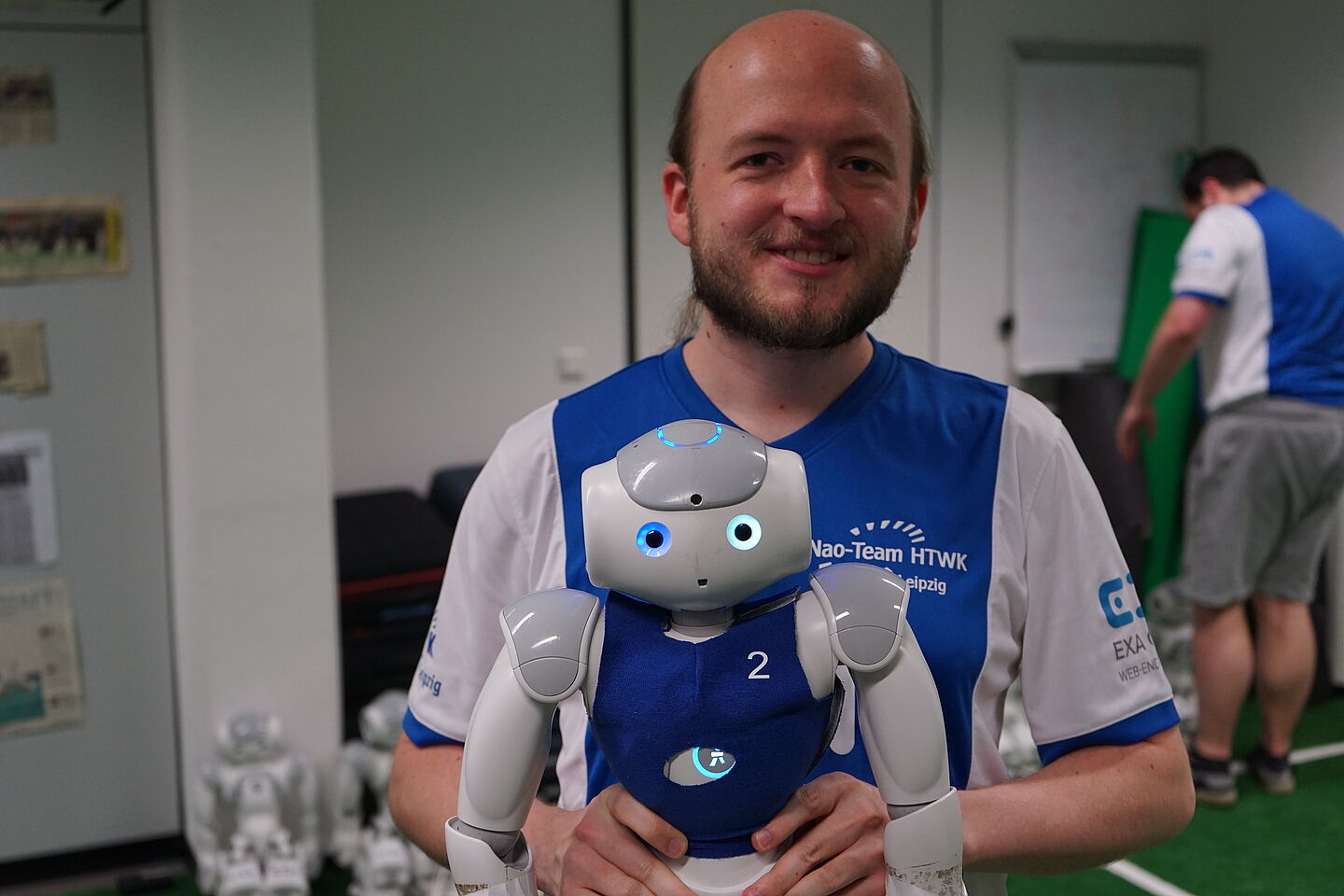 Teamleiter Rico Tilgner mit Nao-Roboter „Joker“. (Foto: F. Platz/HTWK Leipzig)