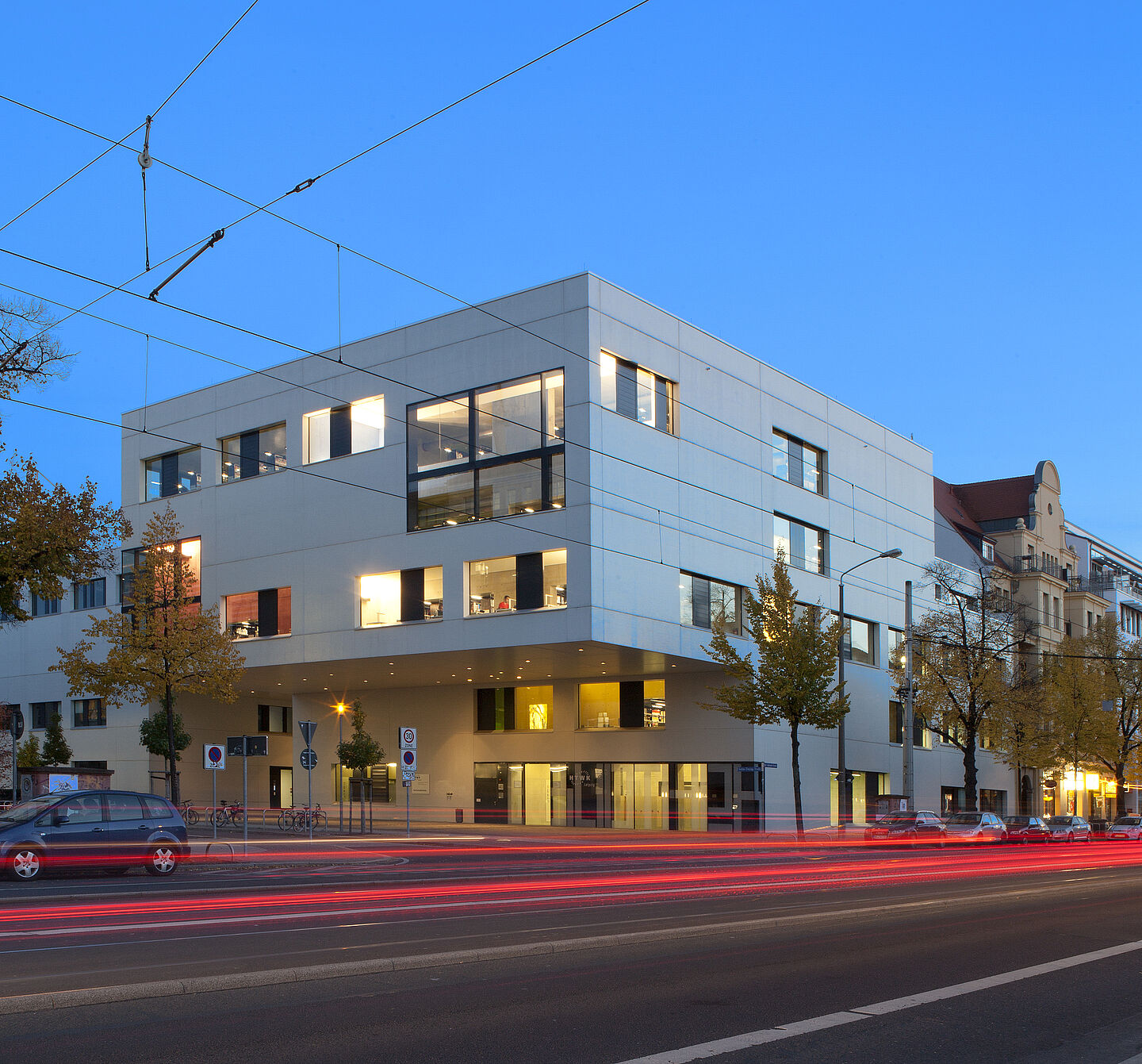 Bibliothek der HTWK Leipzig in der Karl-Liebknecht-Straße in der blauen Stunde