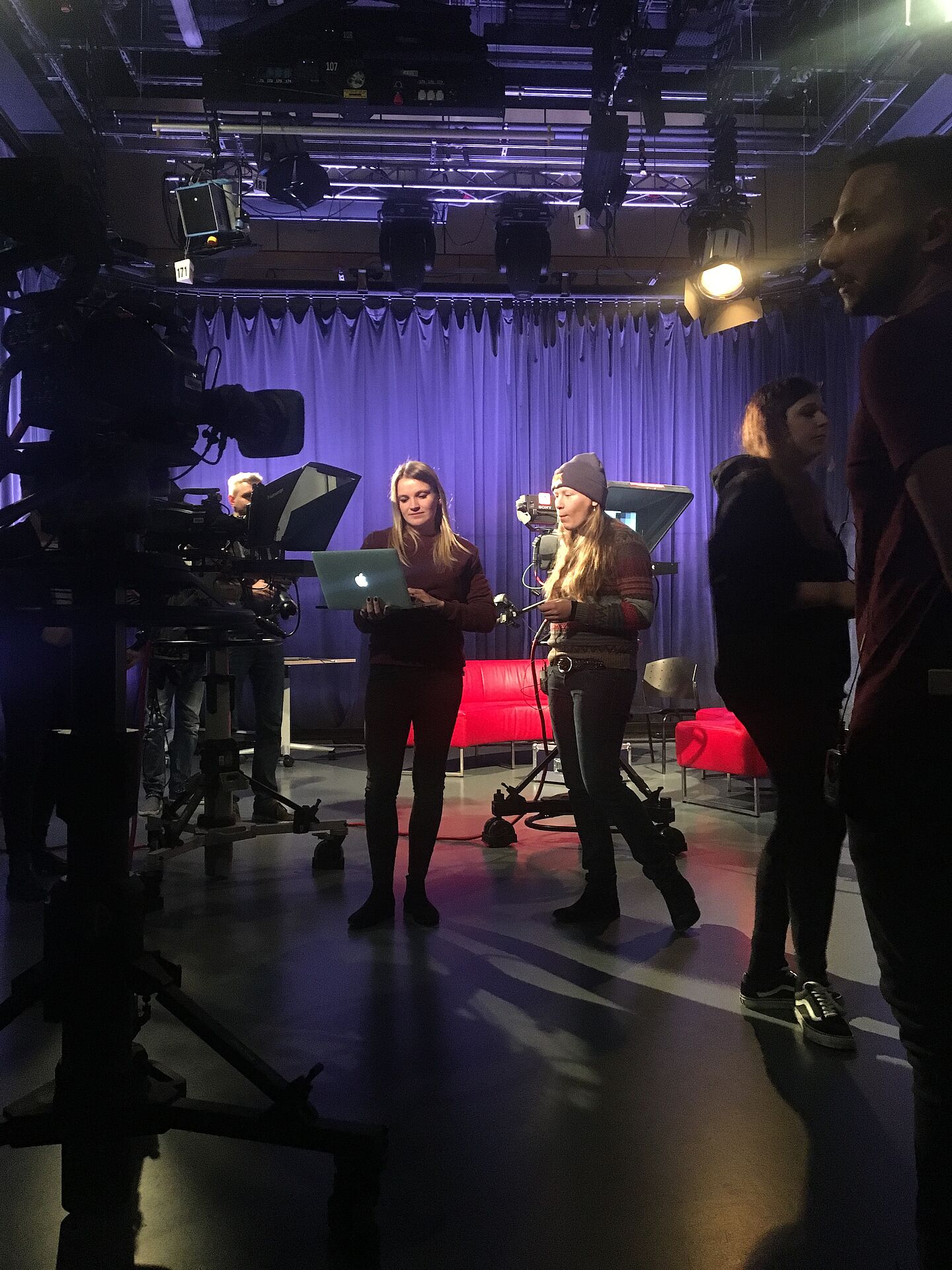 Vorbereitungen im HTWK-eigenen Fernsehstudio. (Foto: HTWK Leipzig)