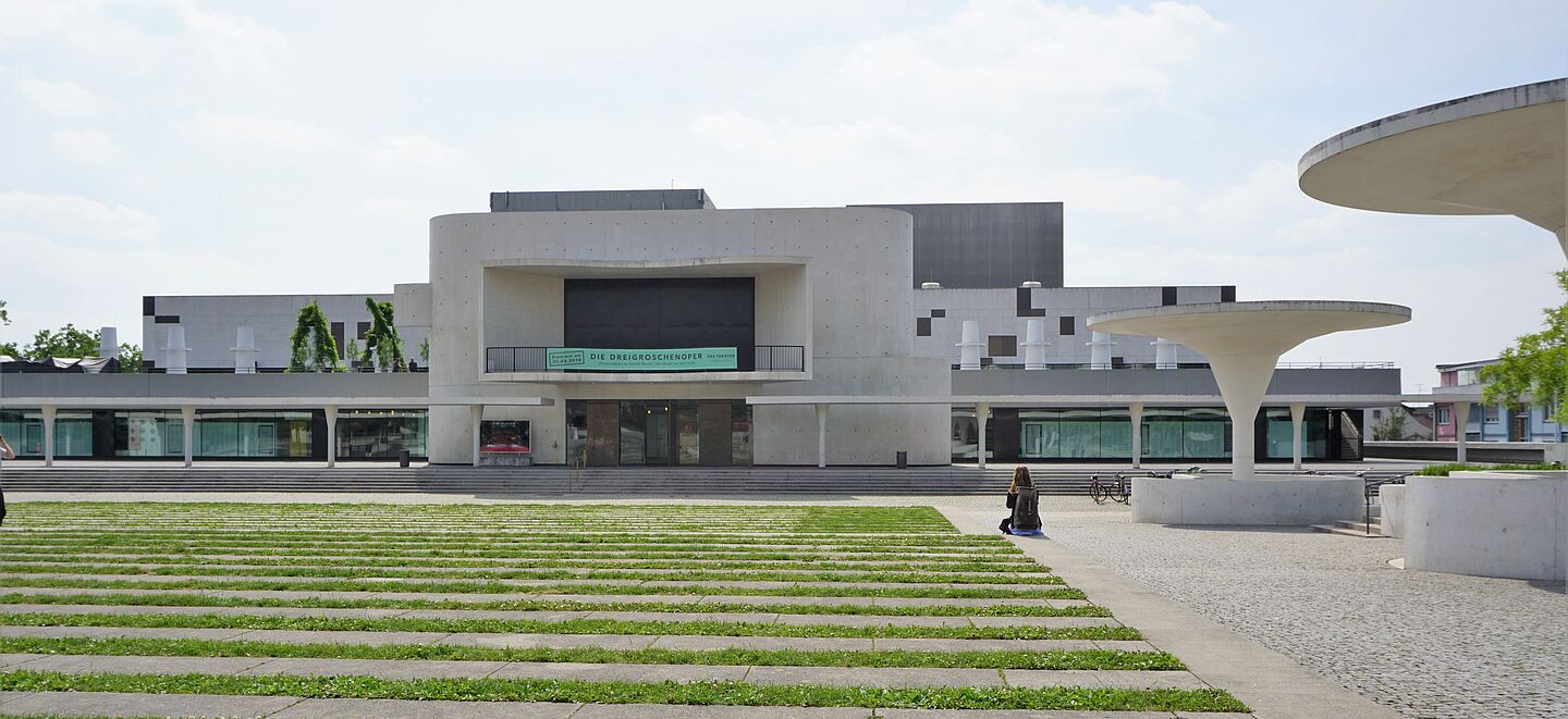 Im Rahmen der Modernisierung entstand beim Staatstheater Darmstadt der neugestaltete Georg-Büchner-Platz. Früher standen hier Autos dicht an dicht (Bild: Prof. Dr. Annette Menting)