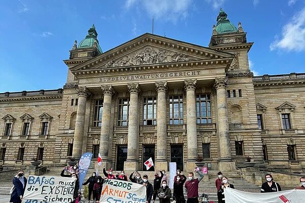 Mitglieder des StuRa (Uni Leipzig / HTWK), fzs und KSS versammelt vor dem Bundesverwaltungsgericht
