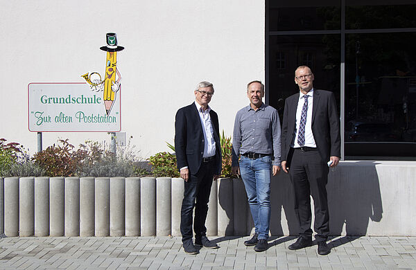 Vor der Grundschule "Zur alten Poststation" in Wermsdorf. Im Foto v. l.: Prof. Ulrich Möller, Bauamtsleiter Thomas Keller und Bürgermeister Matthias Müller (Foto: Stephanie Weiß / HTWK Leipzig)