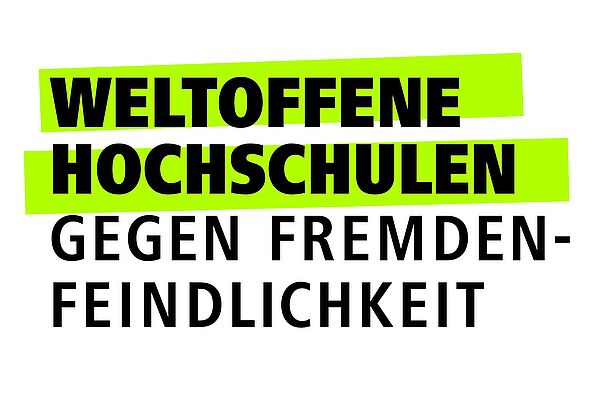 Logo der HRK-Initiative mit der schwarzen Aufschrift auf weißem Hintergrund: "Weltoffene Hochschulen - gegen Fremdenfeindlichkeit", wobei "Weltoffene Hochschulen" hellgrün hinterlegt ist