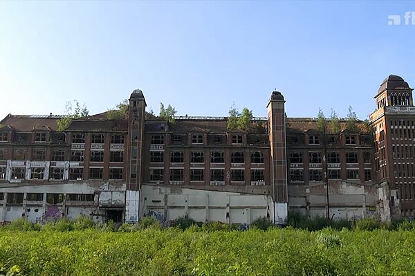 Screenshot: eine große, verfallene Fabrik