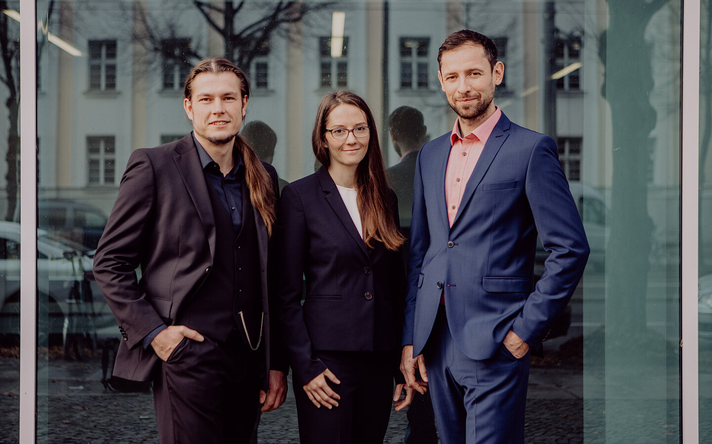 Das Gründungsteam IEXB: Markus Fischer, Yvonne Heym und Gunter Hahn Das Team der IexB vor einer Glaswand.