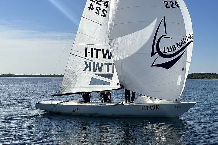 Segelboot der HTWK Leipzig auf dem Wasser.