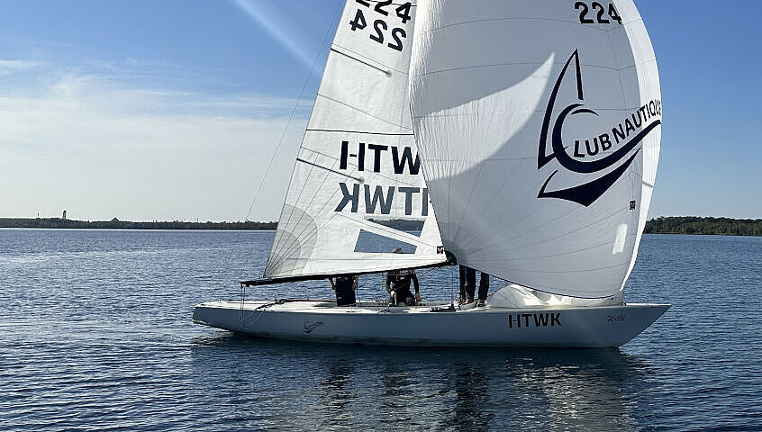 Segelboot der HTWK Leipzig auf dem Wasser.