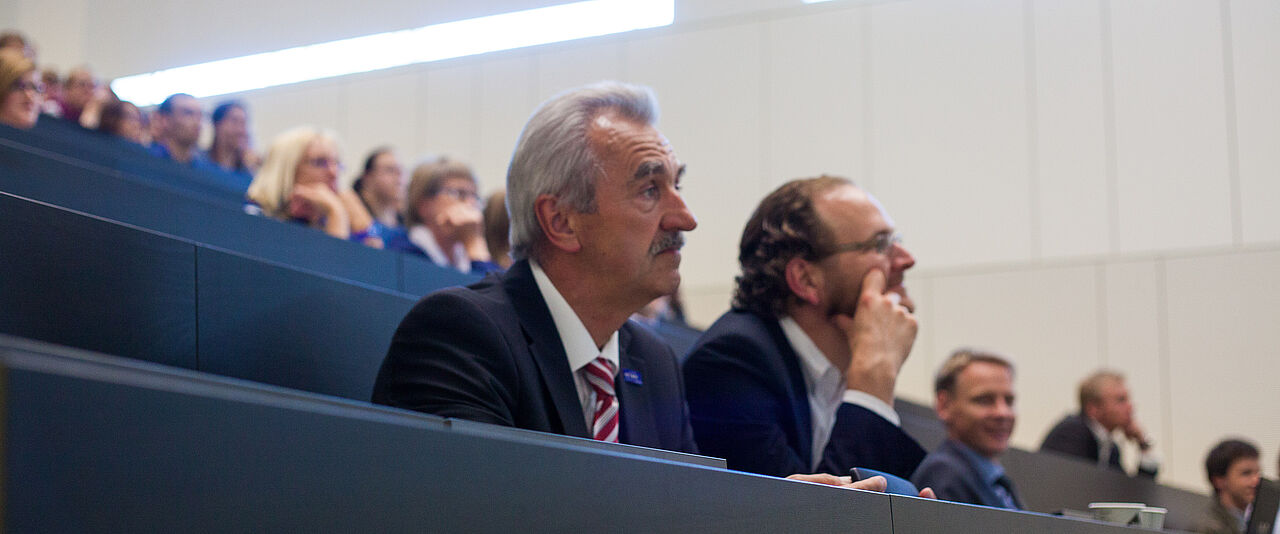 Professor Michael Kubessa und Professor Werner Korb beim Tag der Wissenschaft 2015.