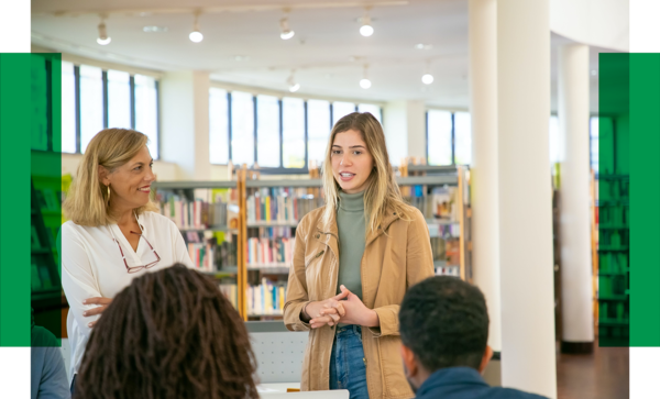 Gesprächsreihe "Ask a Scientist" an der HTWK Leipzig Personen hören einer Frau beim Vortragen zu.