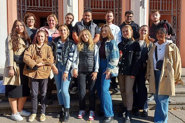 Gruppenbild internationaler Studierender vor HTWK Leipzig