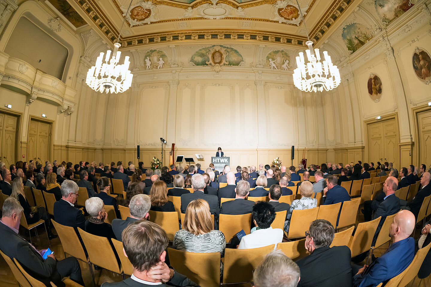 Feier in großem Saal 