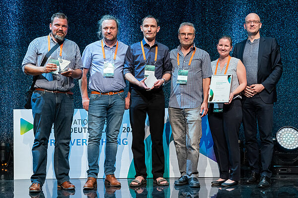 Das Bild zeigt die Preisträger des  IQ Innovationspreis Mitteldeutschland 2022, das Team der RWInnoTec. 