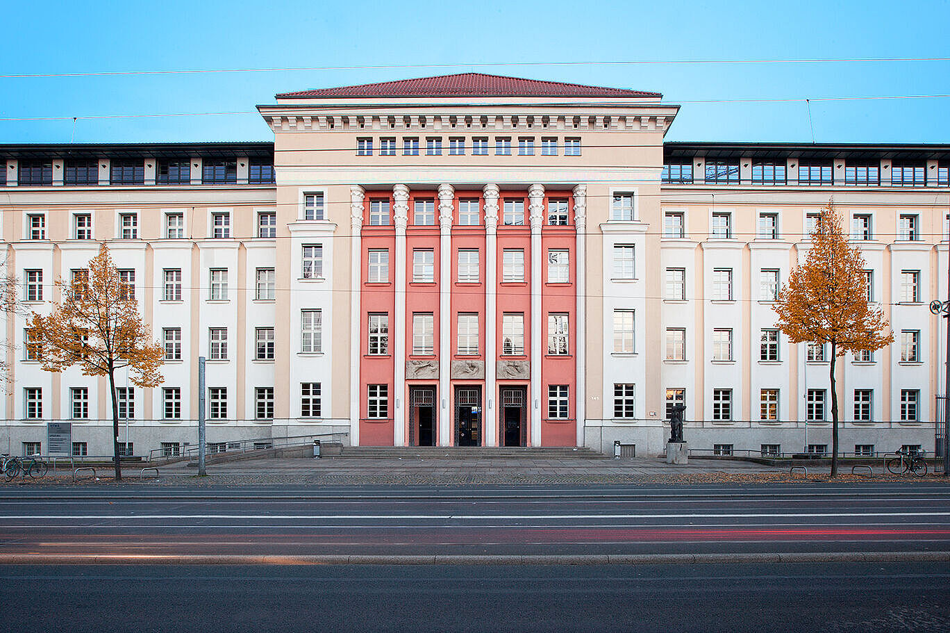 Frontansicht des Lipsius-Bau zur blauen Stunde