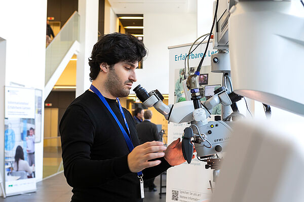 Davide Iacovazzi richtet ein OP-Mikroskop ein