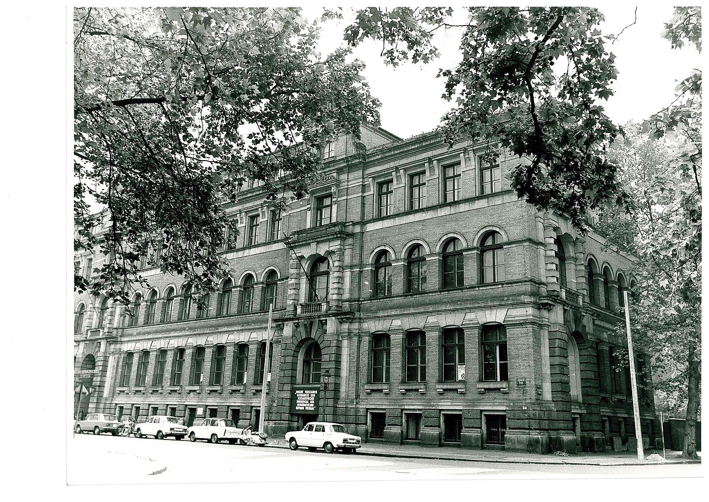 Der heutige Wiener-Bau, damals: Dimitroffstraße (ca. Ende der 1980er Jahre)