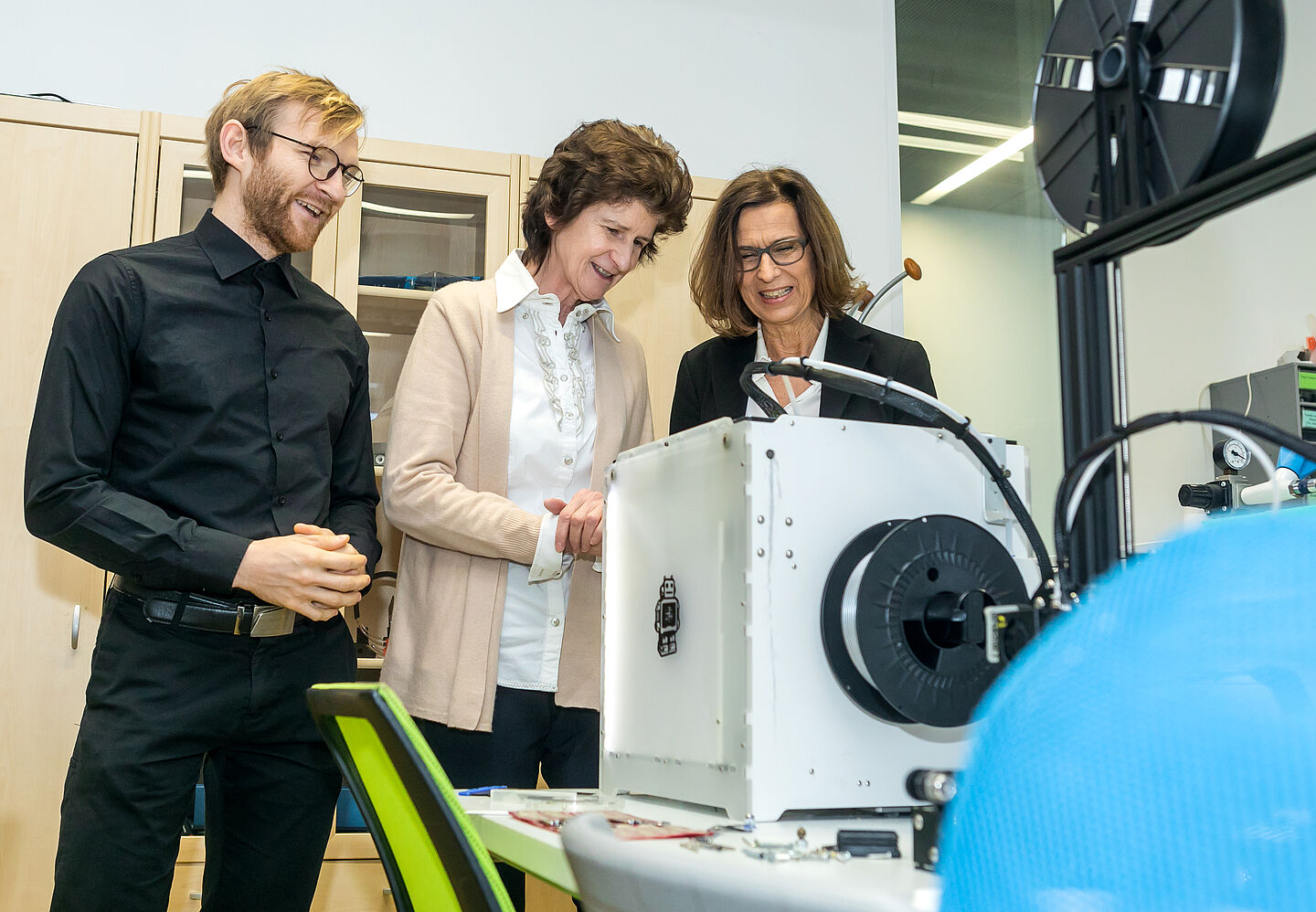 Die Sächsische Wissenschaftsministerin Dr. Eva-Maria Stange und HTWK-Rektorin Prof. Gesine Grande am 3D-Drucker im Robotiklabor. (Links wissenschaftlicher Mitarbeiter Michael Sanne; Foto: Swen Reichhold/HTWK Leipzig)