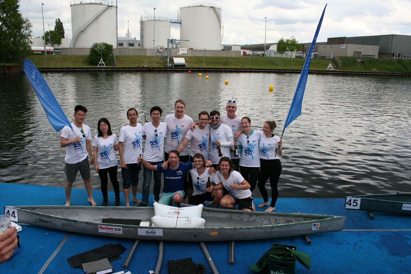 Frontalaufnahme des Teams der HTWK Leipzig auf einem Bootssteg.