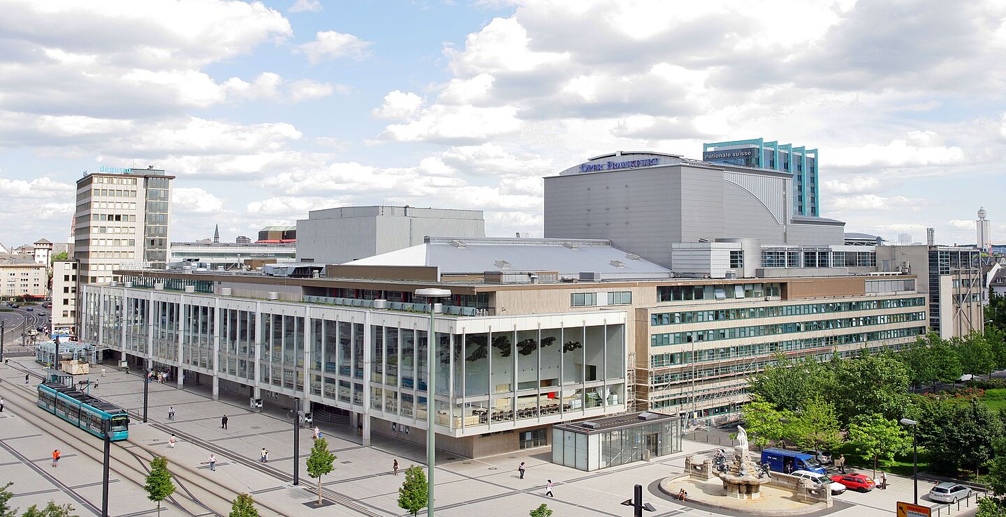 Das gemeinsam genutzte Gebäude von Schauspielhaus und Oper in Frankfurt am Main soll abgerissen und durch ein Hochhaus ersetzt werden (Bild: Wolfgang Runkel)