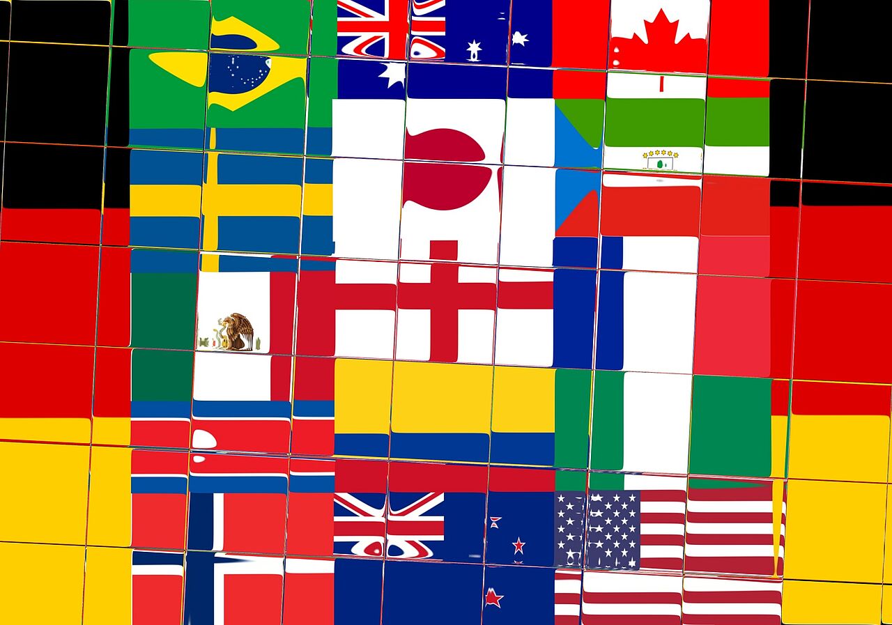 Die Flaggen von mehreren Ländern übereinander gelegt.