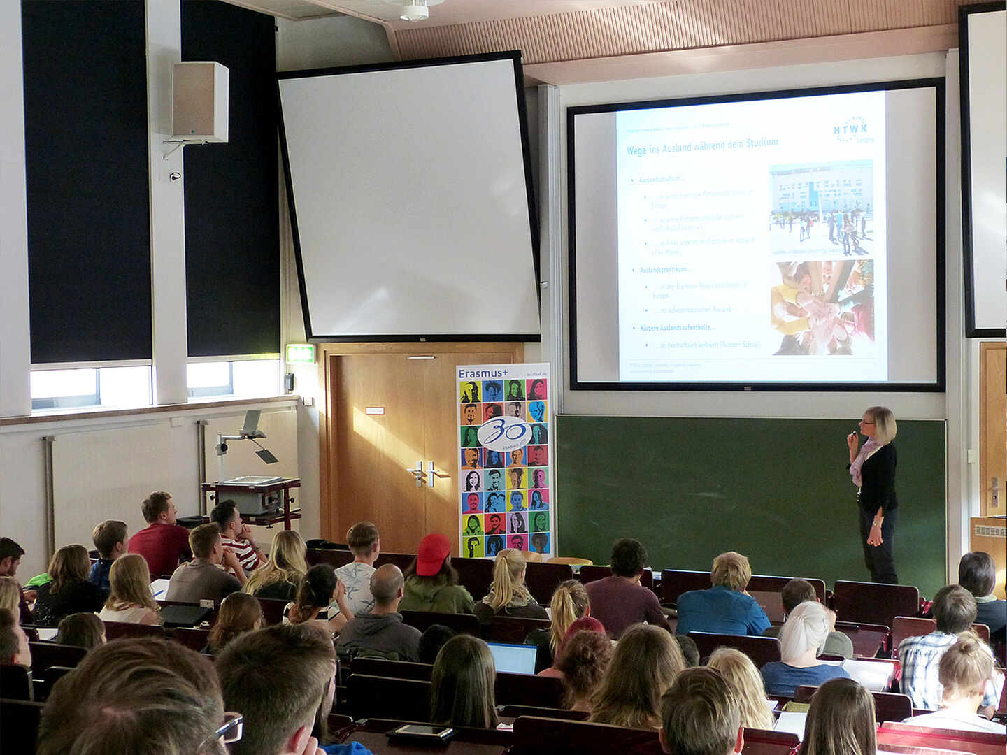 Studierende sitzen im Hörsaal