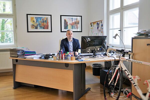 Sebastian Wartenberg (Diplom Bauingenieurwesen 2004) leitet heute das Büro 'Wartenberg Ingenieure - Bauen für Behinderte und Betagte' in Leipzig