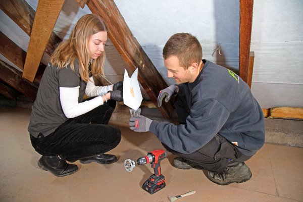Kreislaufwirtschaft Zwei Forschende sammeln in Dachstuhl Holzproben in Behälter