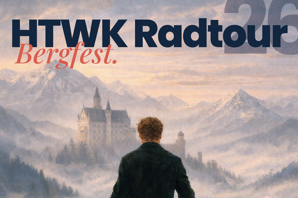 Plakat HTWK Radtour "Bergfest" mit einem bepackten Fahrrad und einer Person, die ein Bergmassiv mit Schloss anschaut (Neuschwanstein)