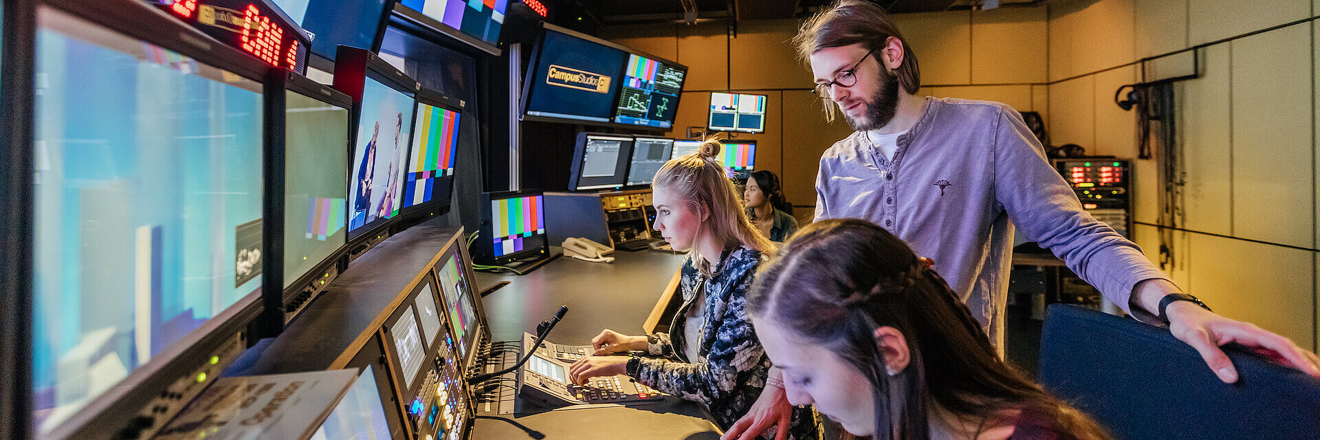 Medientechnik Bachelor - Blick in ein Labor im Medienzentrum der HTWK Leipzig Medientechnik Bachelor - Blick in ein Labor im Medienzentrum der HTWK Leipzig