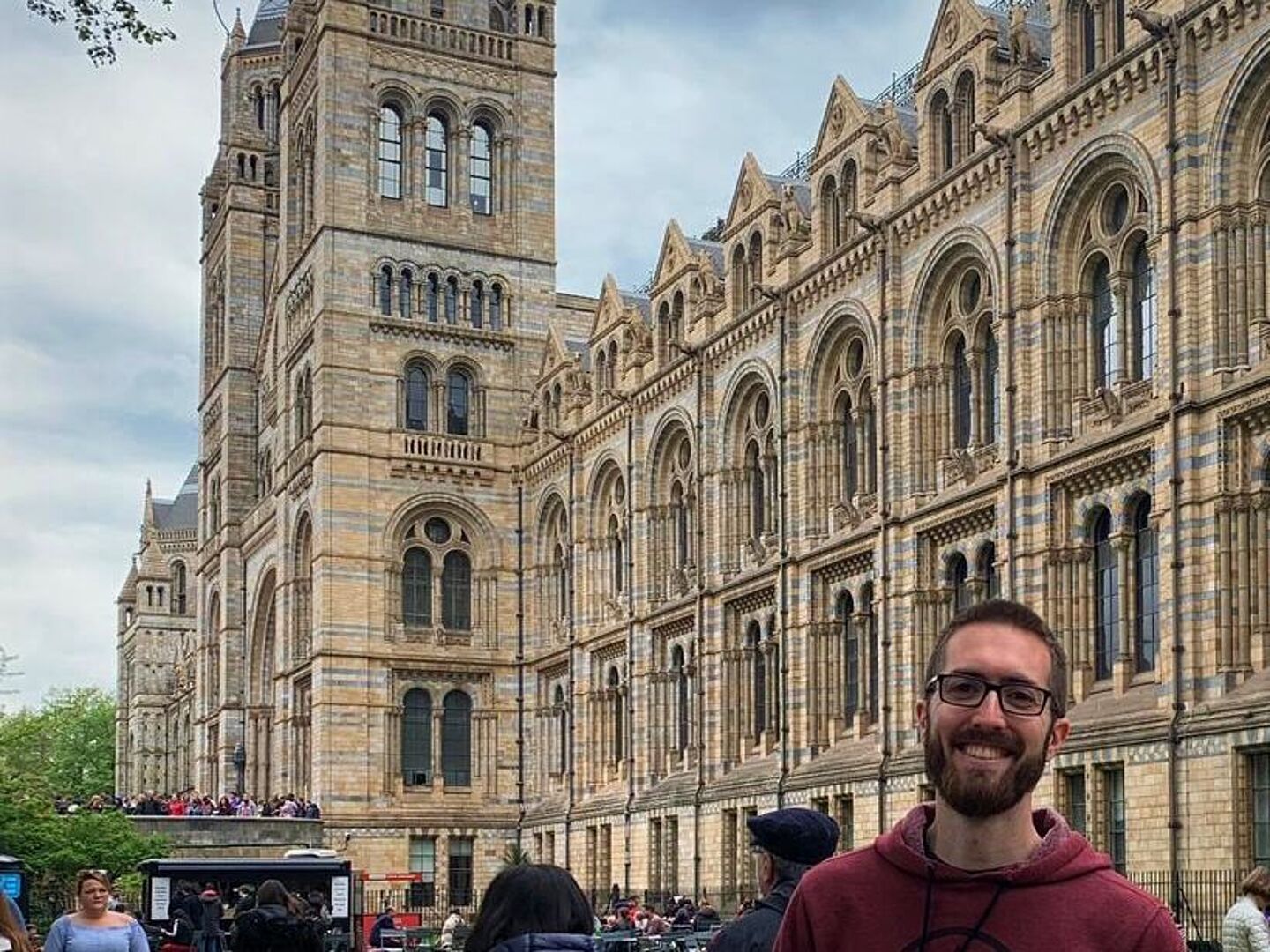 Student steht vor dem "Houses of Parliament" in London.