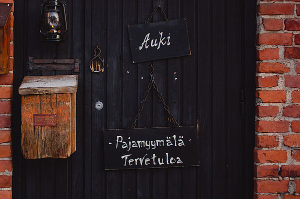 Haustür mit finnischem Text