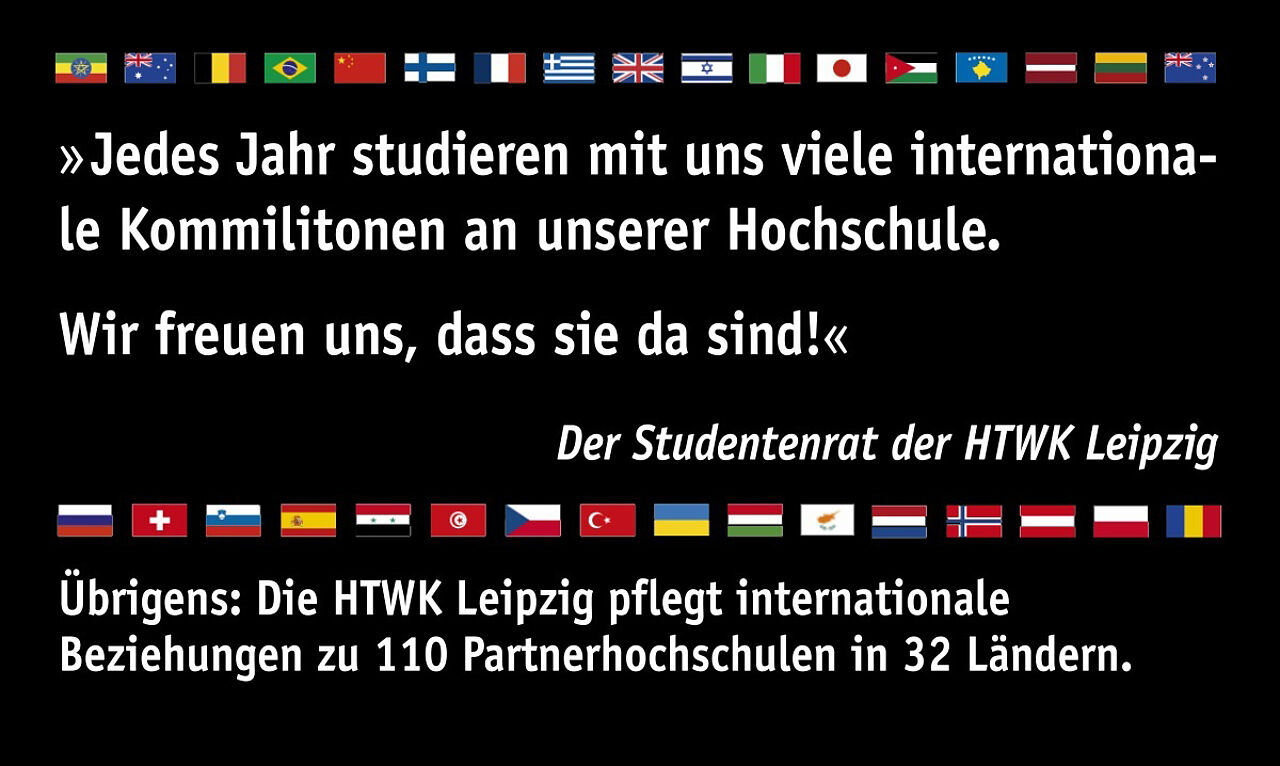 Schwarze Tafel mit der weißen Aufschrift: "Jedes Jahr studieren mit uns viele internationale Kommilitonen an unserer Hochschule. Wir freuen uns, dass sie da sind!" vom StudierendenRat der HTWK