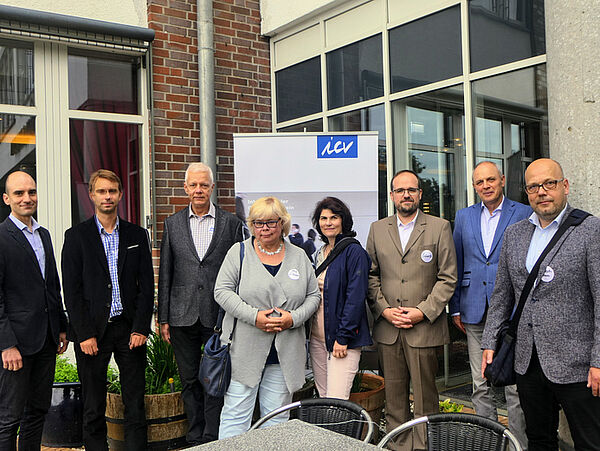 Gruppenbild mit acht Teilnehmerinnen und Teilnehmern der Tagung