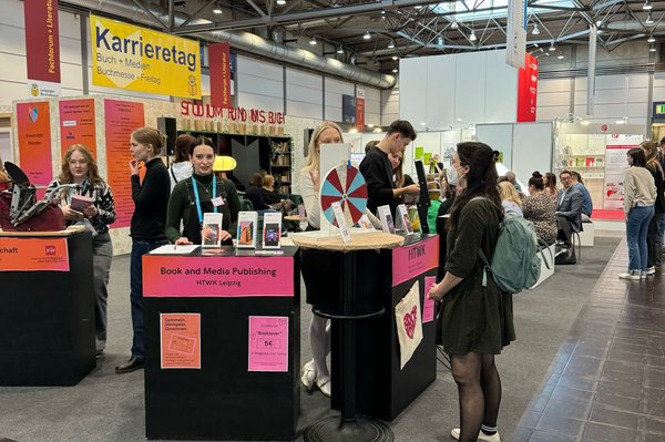 Buchmessestand Menschen stehen an einem Messestand