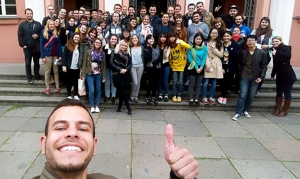 Gruppenfoto von Austauschstudierenden vor der HTWK