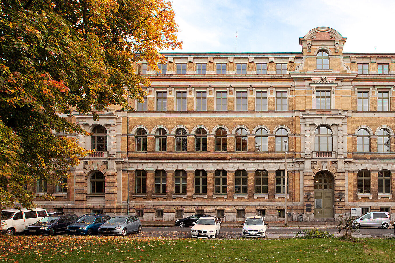 Wiener-Bau (Foto: HTWK Leipzig) Ansicht des Haupteingangs des Wiener-Baus mit großem Baum am linken Bildrand.