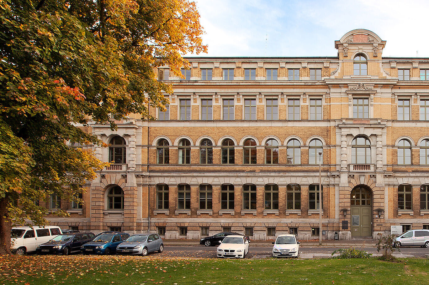 Frontansicht des Wiener-Baus im Herbst