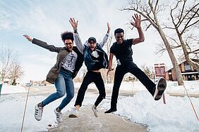 Drei junge Menschen springen in die Luft