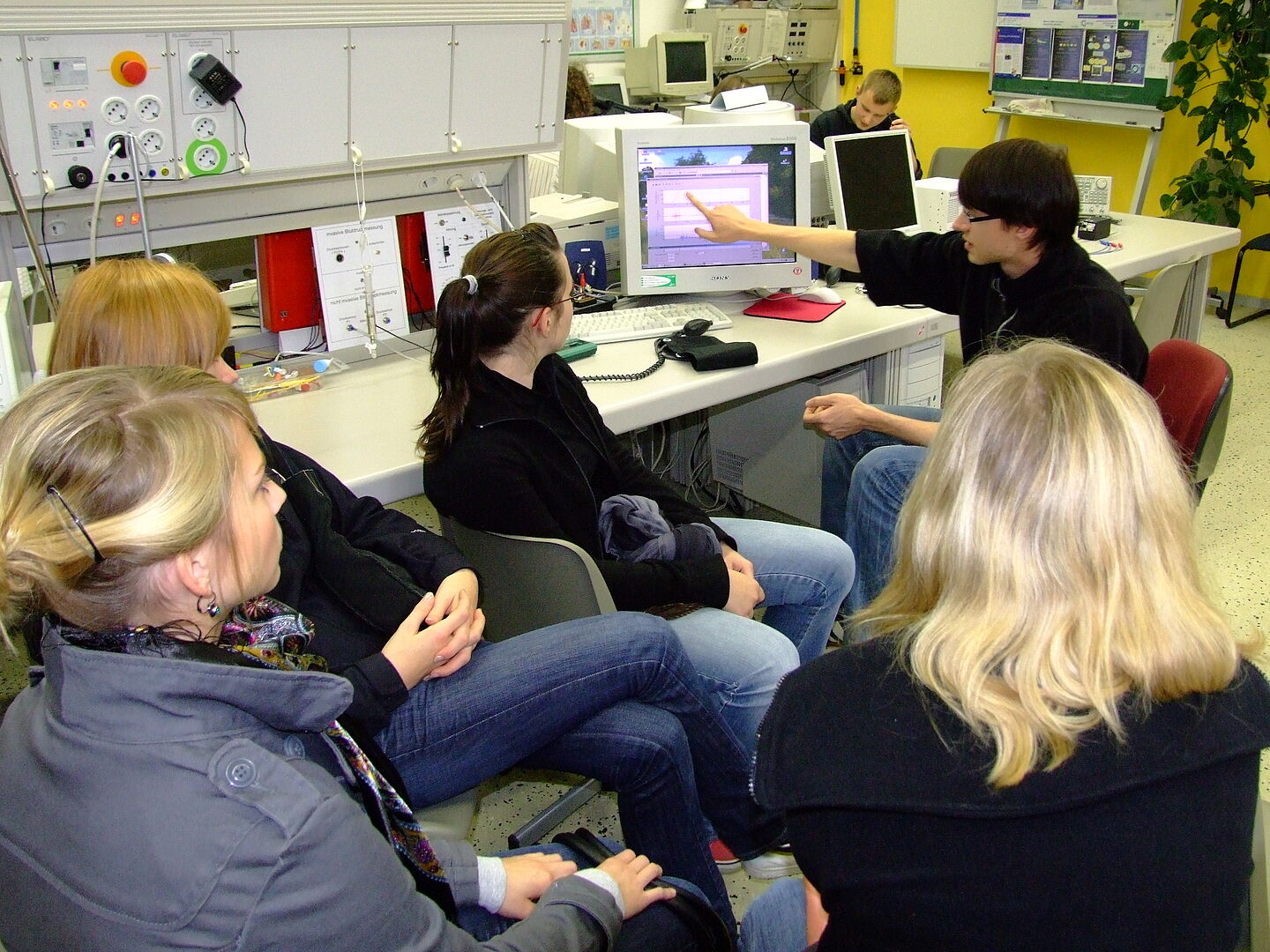 Schüler und Schülerinnen bei der Ferienhochschule