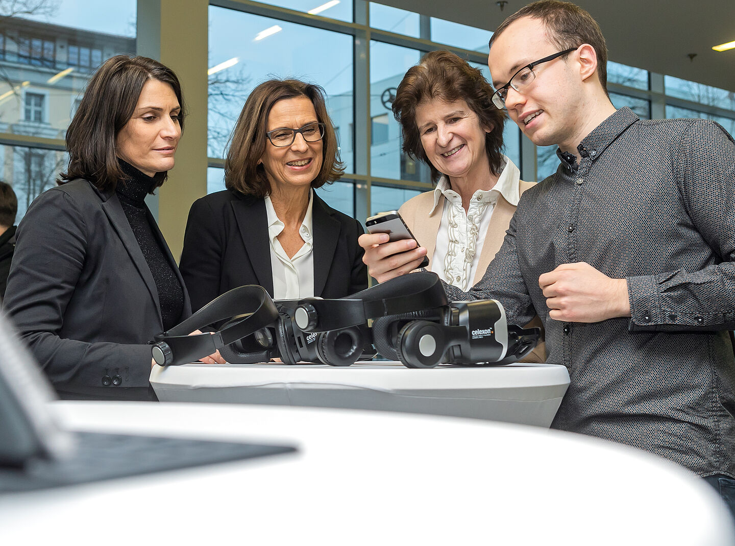 Dr. Elke Frank, Senior Vice President HR der Dt. Telekom AG, HTWK-Rektorin Prof. Gesine Grande und Sachsens Wissenschaftsministerin Dr. Eva-Maria Stange und Nachwuchsforscher Tom Radisch. (Foto: Swen Reichhold/HTWK Leipzig) 