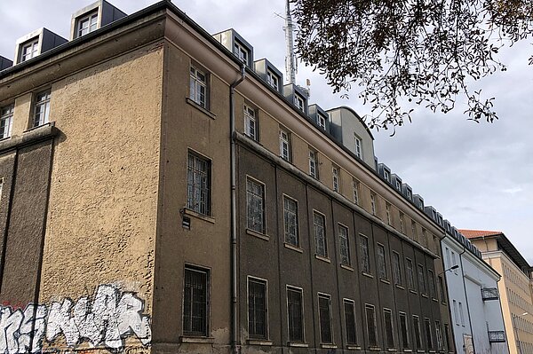 Gebäude Eichendorffstr Straßenseite altes graubraunes Haus
