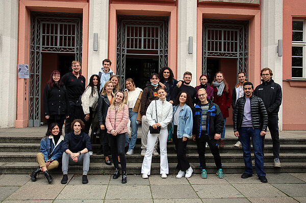 Incomings an der HTWK Leipzig Gruppenfoto von 21 Personen, die auf einer Treppe stehen
