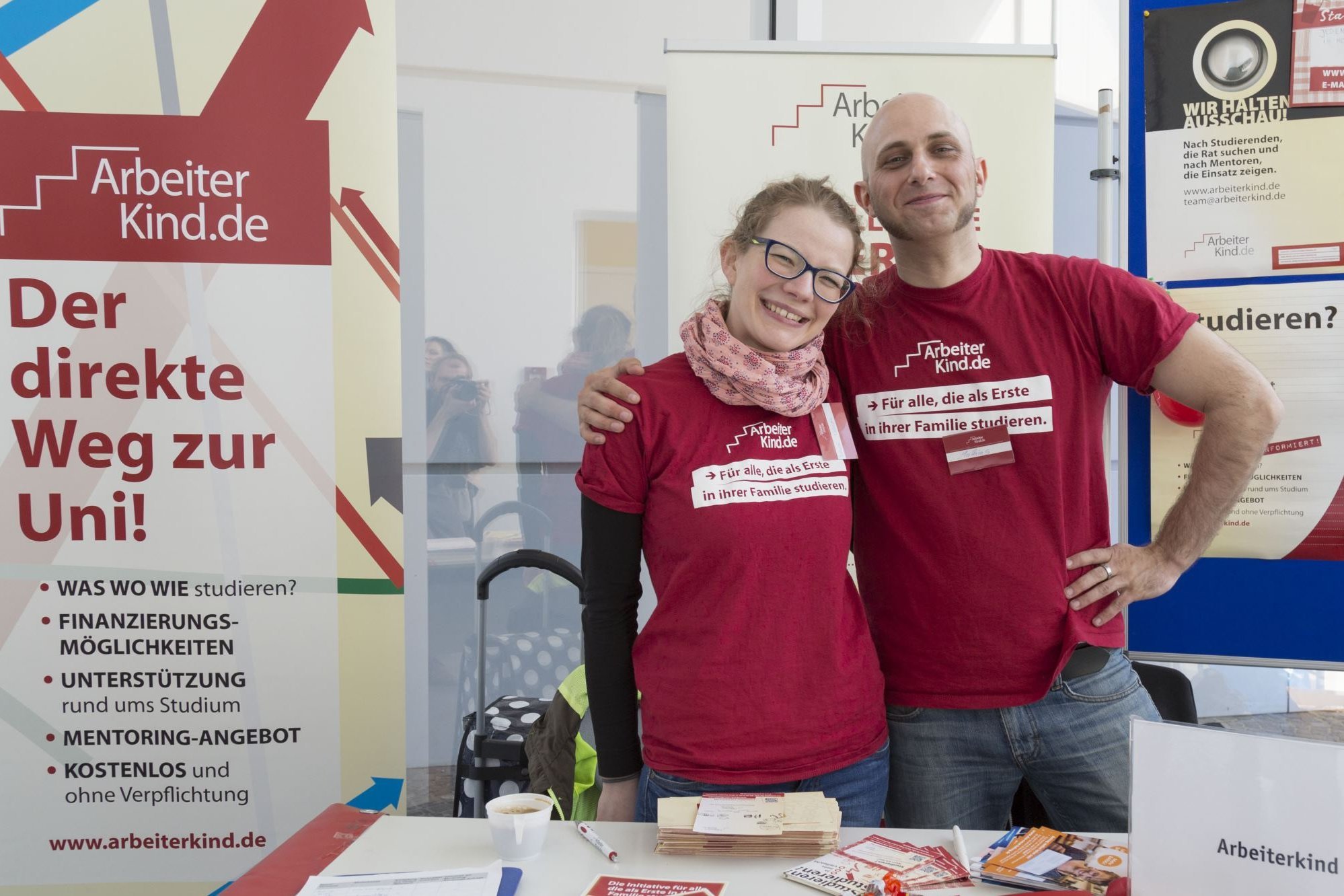 Mitarbeiter am Arbeiterkind.de-Infostand (Foto: Arbeiterkind.de) Zur Seite Arbeiterkind