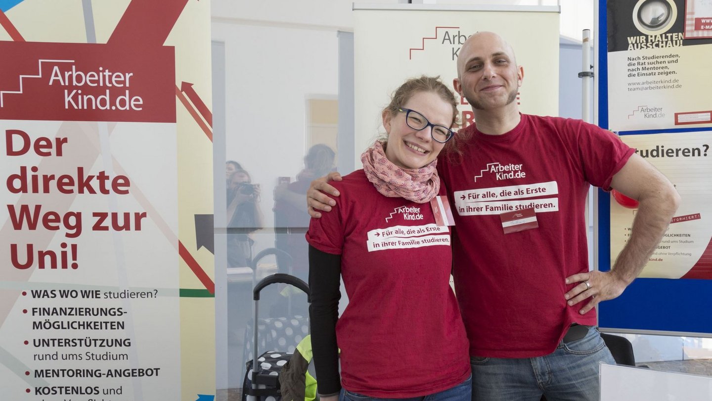 Mitarbeiter am Arbeiterkind.de-Infostand (Foto: Arbeiterkind.de) Eine Mitarbeiterin und ein Mitarbeiter am Arbeiterkind.de-Infostand