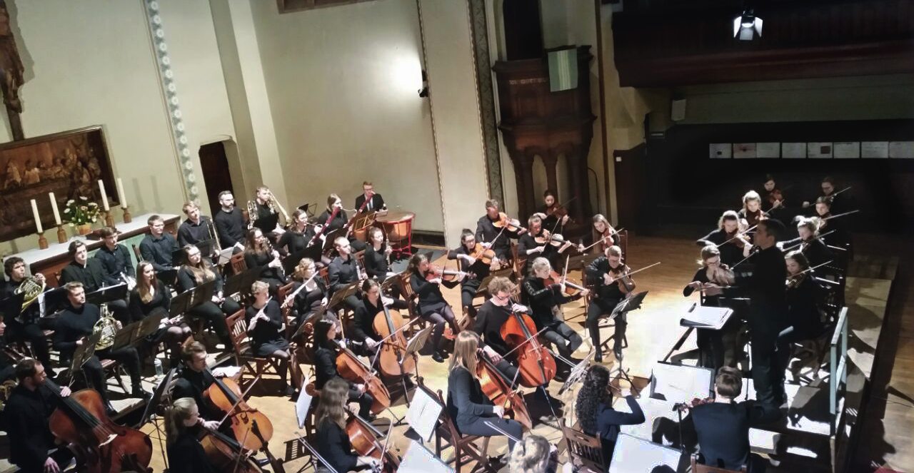 Das HTWK Orchester Leipzig beim Winterkonzert 2018 in der Paul-Gerhard-Kirche.